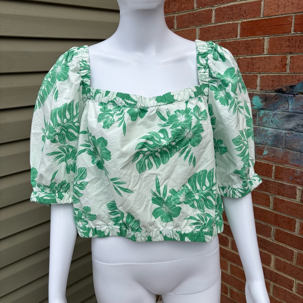 💚 American Eagle Outfitters Green Floral Crop Top